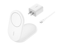 Belkin BoostCharge - Trådlöst laddställ - magnetisk, hopfällbar, med Qi2 + växelströmsadapter - 15 Watt - 3 A - Fast Charge, Strömmatning 3.1 - vit WIB007VFWH